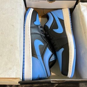University blue low top brand new